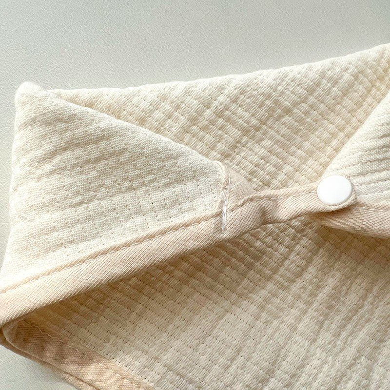 Khăn mặt vuông xô kiêm làm yếm giữ ấm cổ cho bé, có móc treo, có cúc bấm