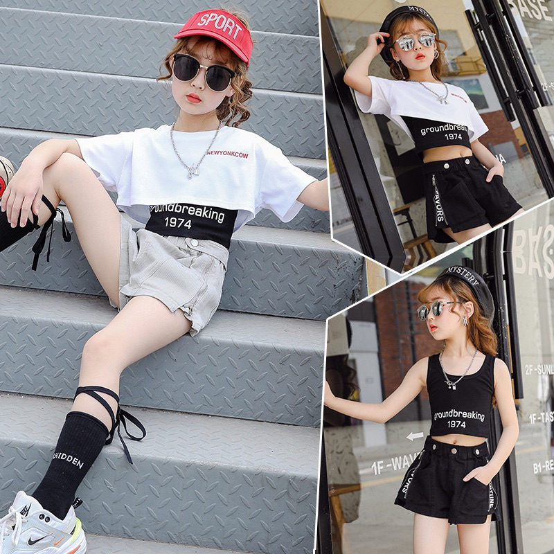 Áo croptop 2 chi tiết gồm áo thun tay ngắn và áo sát nách bên trong