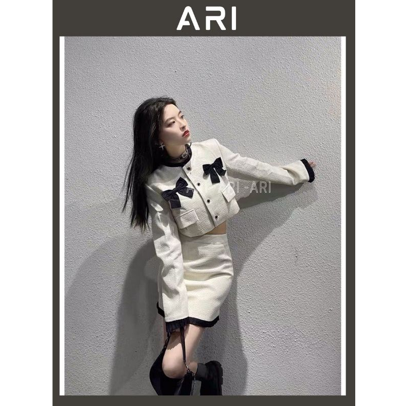 Sét áo dạ tweed trắng dài tay croptop khuy cài đính nơ đen kèm chân váy chữ A lưng cao dễ thương tôn dáng đi chơi-ARI