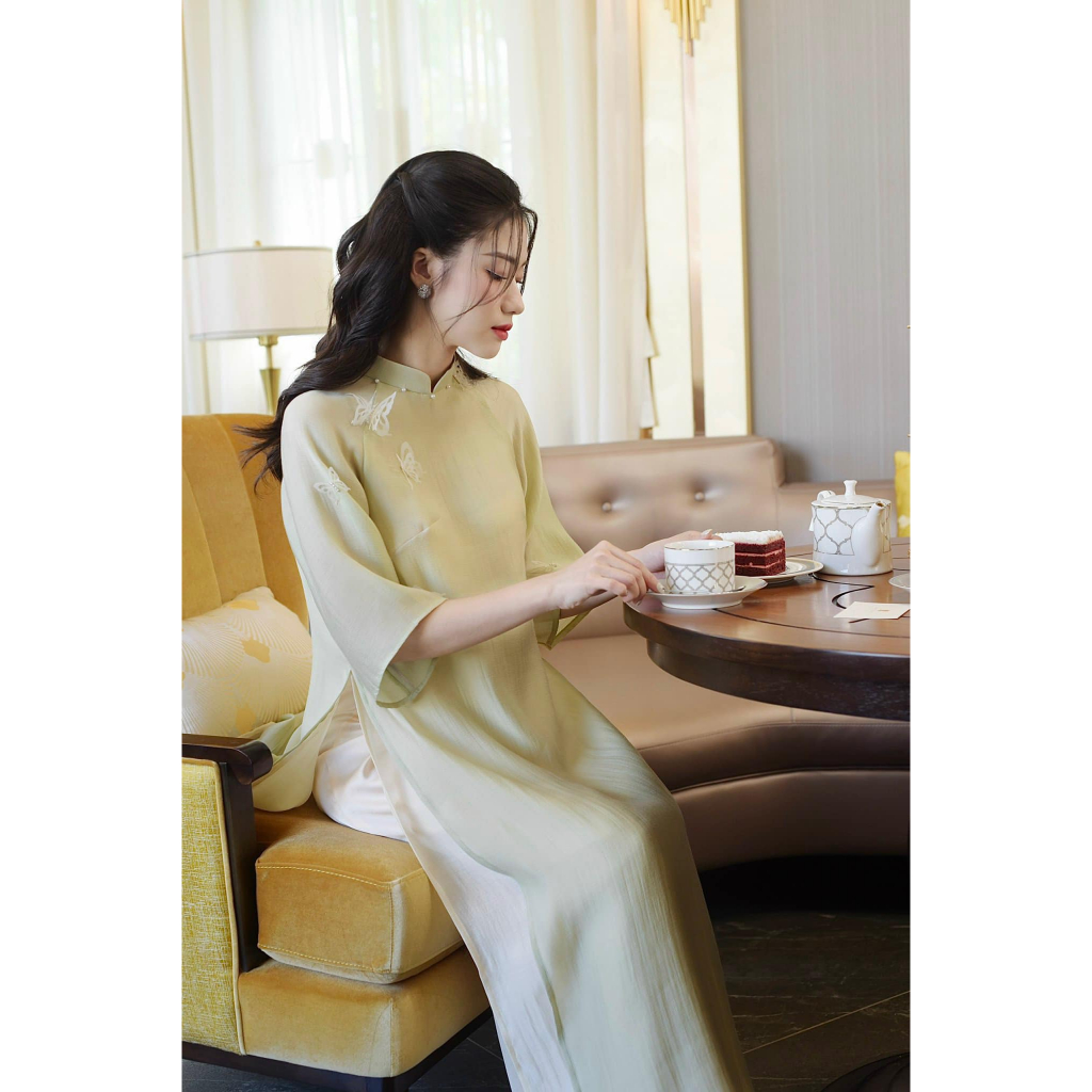 Áo Dài Hồ Điệp, dáng truyền thống - Trang Lily
