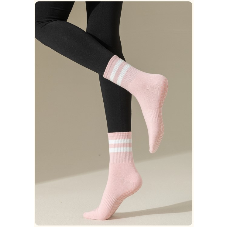 Tất nữ tập Yoga Gym Pilates chống trơn trượt, vớ chân nữ cổ lửng chất liệu cotton thoáng khí có gắn silicon ở bàn chân