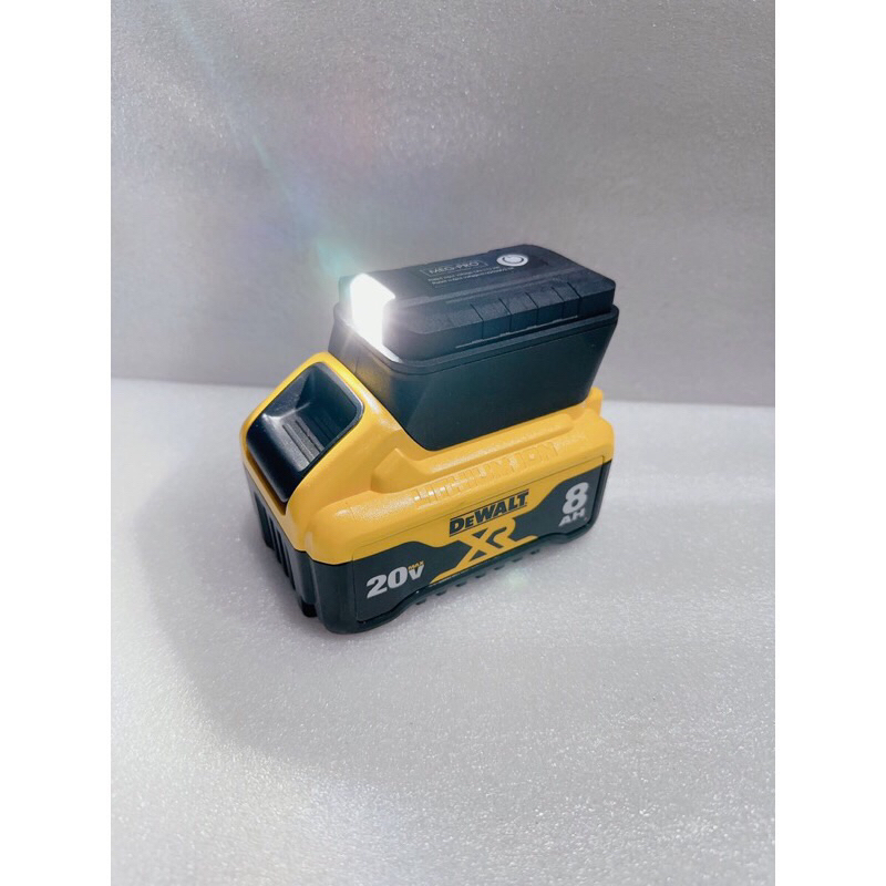 Đế chuyển chân pin Dewat 18v sang usb 5v sạc điện thoại