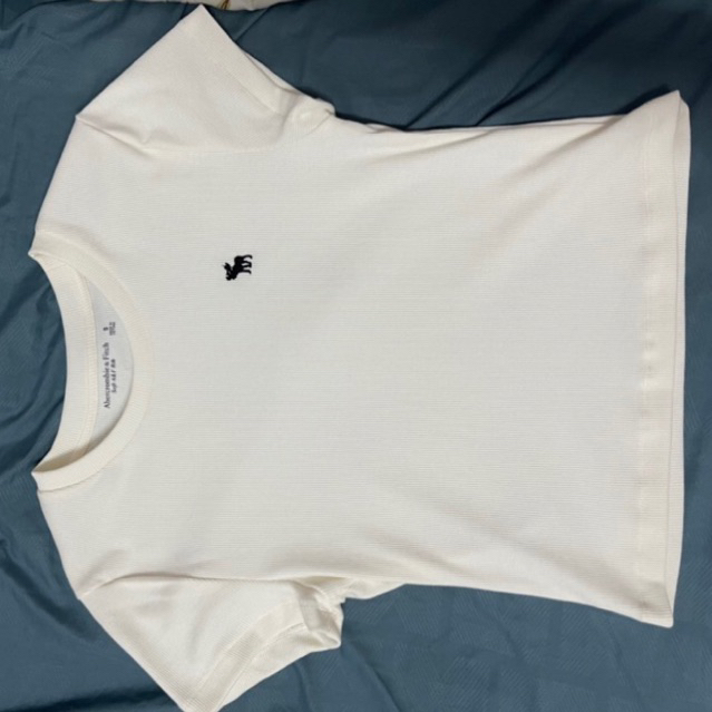 Áo thun logo A&F màu trắng kem nhạt gân tăm