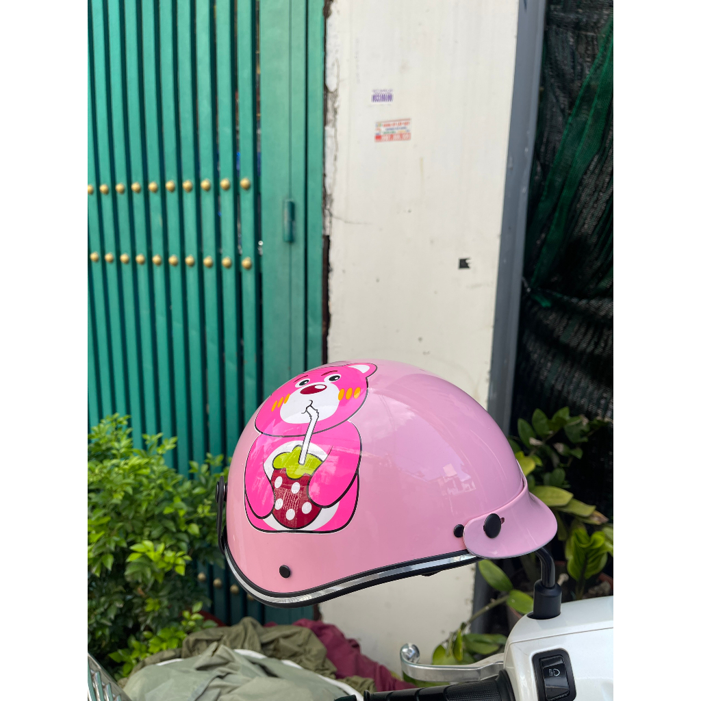 Nón bảo hiểm  gấu dâu e bé từ 2 t đên 7t không kính