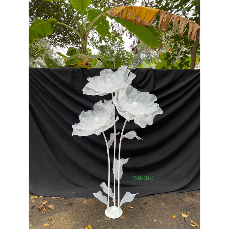 Trắng tinh khôi: 1 trụ 3 bông hoa màu trắng cơ bản dùng cho sự kiện, wedding, chụp mẫu studio, makeup, decor cửa hàng…