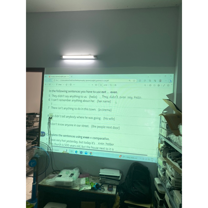 Máy chiếu Epson của Nhật EB-910W dùng dạy học, văn phòng, chiếu bóng đá quán