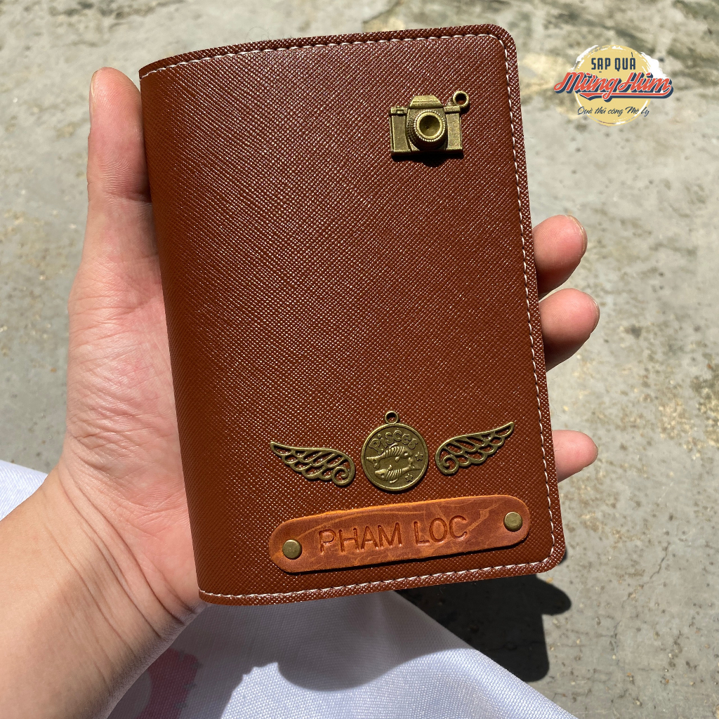 Thẻ đóng tên custom theo ý khách hàng. Phụ kiện đính lên ví, cặp da, balo, móc khóa,...