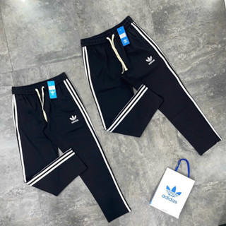Quần jogger nỉ dài nam Das vải nỉ umi thêu logo cỏ ba lá phối 3 sọc trắng dọc viền dáng thể thao QN14P