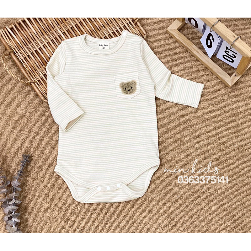 Bodysuit dài tay cổ tròn túi thêu gấu cho bé