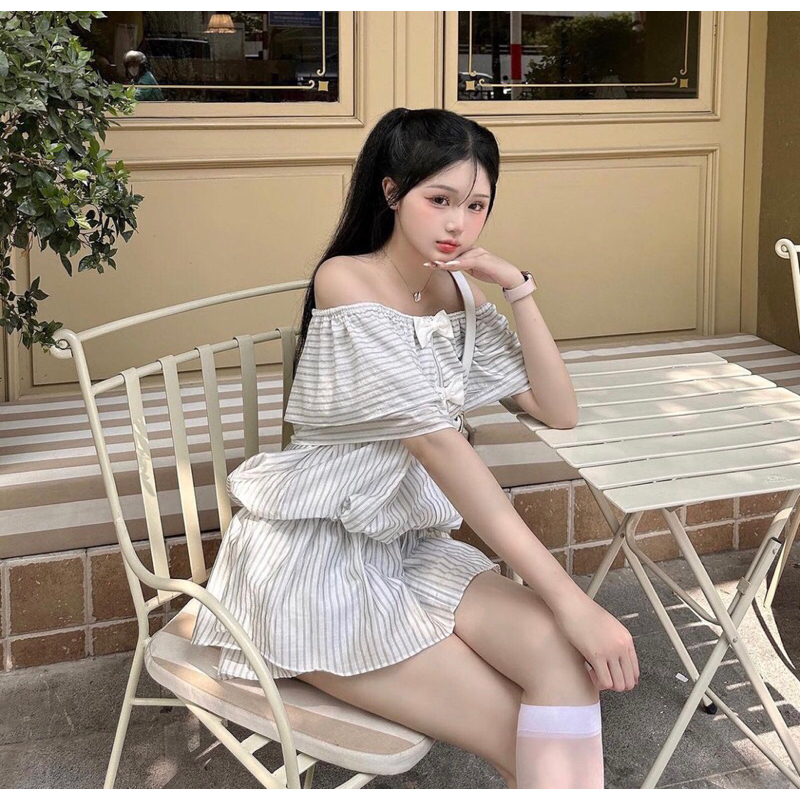 JENNYCLOSET | SET kẻ sọc trễ vai đính  nơ tiểu thư , Áo trễ vai tầng + quần giả váy style  trẻ trung
