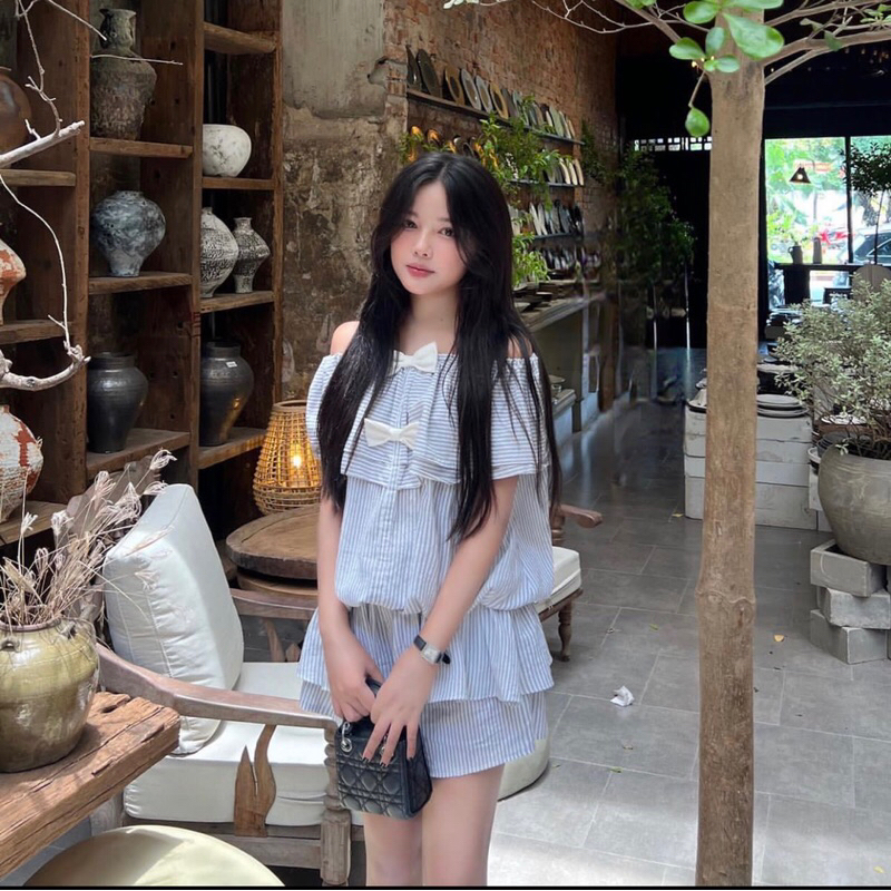 JENNYCLOSET | SET kẻ sọc trễ vai đính  nơ tiểu thư , Áo trễ vai tầng + quần giả váy style  trẻ trung