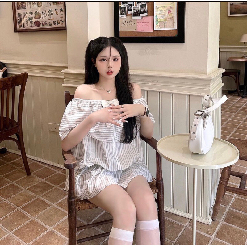 JENNYCLOSET | SET kẻ sọc trễ vai đính  nơ tiểu thư , Áo trễ vai tầng + quần giả váy style  trẻ trung