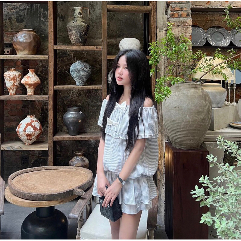 JENNYCLOSET | SET kẻ sọc trễ vai đính  nơ tiểu thư , Áo trễ vai tầng + quần giả váy style  trẻ trung