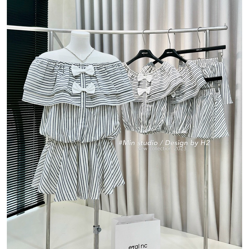JENNYCLOSET | SET kẻ sọc trễ vai đính  nơ tiểu thư , Áo trễ vai tầng + quần giả váy style  trẻ trung