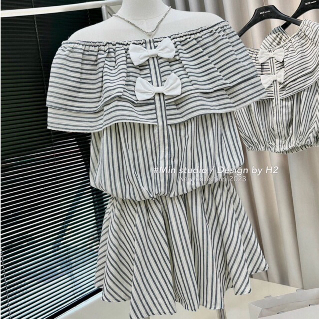 JENNYCLOSET | SET kẻ sọc trễ vai đính  nơ tiểu thư , Áo trễ vai tầng + quần giả váy style  trẻ trung