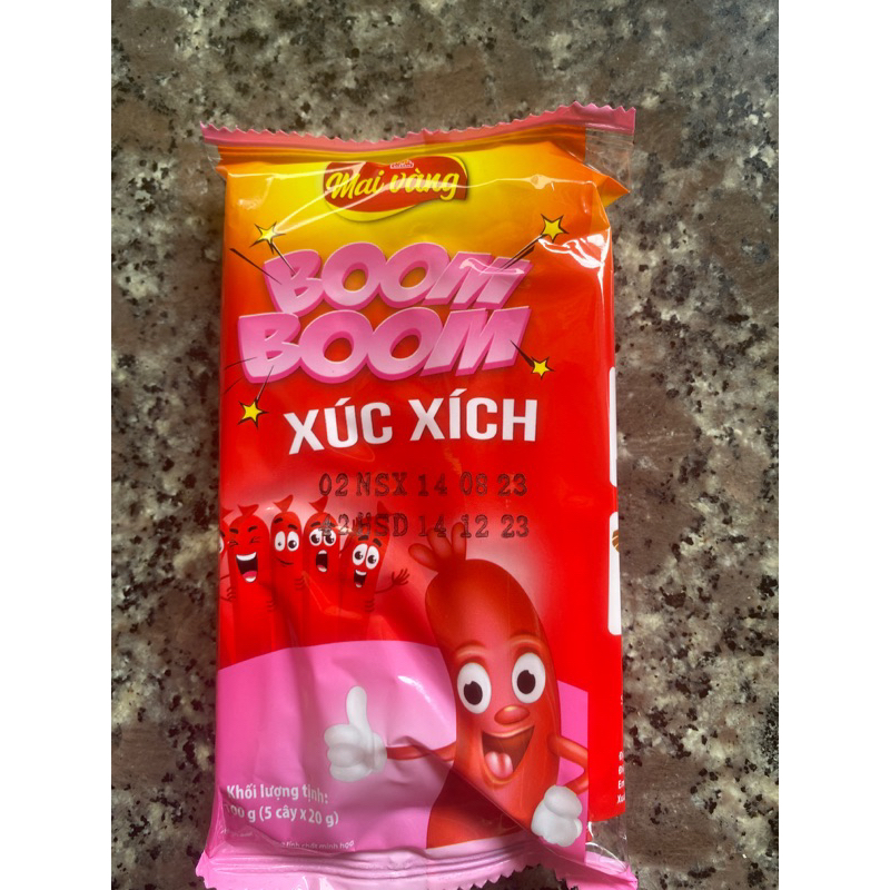 xúc xích bom bom