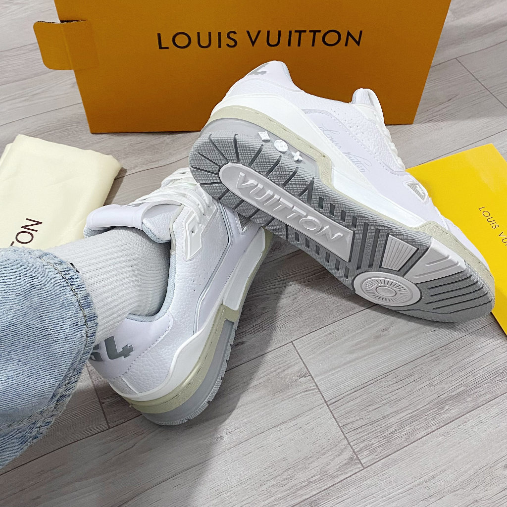 Giày Thể Thao LV 54 Trainer Da Thật Trắng Xám Họa Tiết Phản Quang Sianature White Đế Vàng Nâu