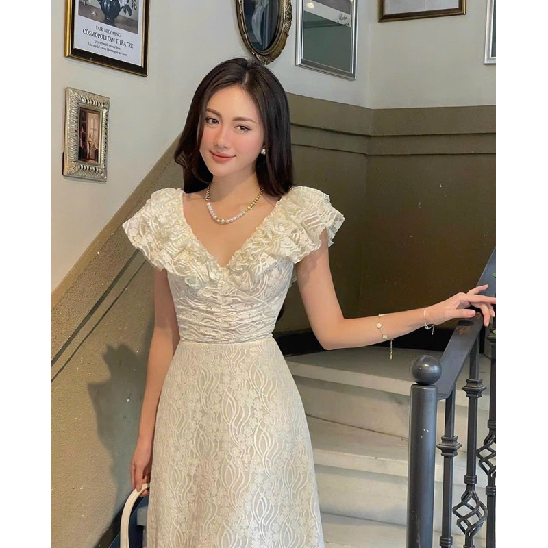 Váy ren cổ bèo