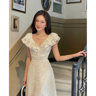Váy ren cổ bèo