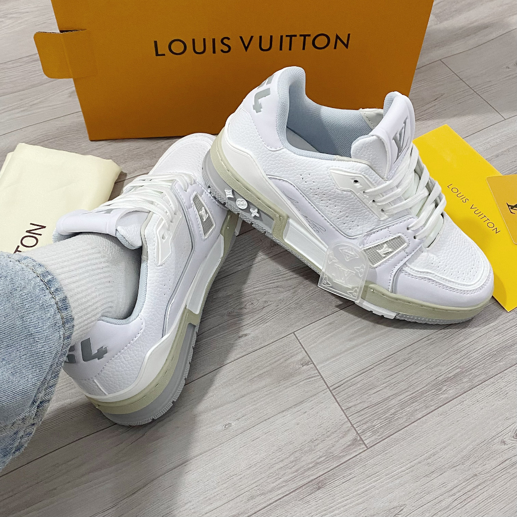 Giày Thể Thao LV 54 Trainer Da Thật Trắng Xám Họa Tiết Phản Quang Sianature White Đế Vàng Nâu