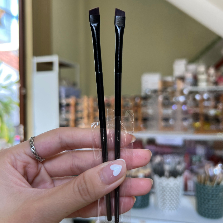 Cọ đầu dẹp tém kẻ mắt- chân mày