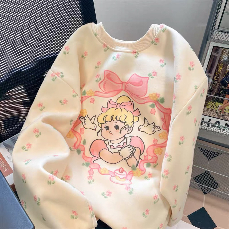 Áo sweater kem cô gái