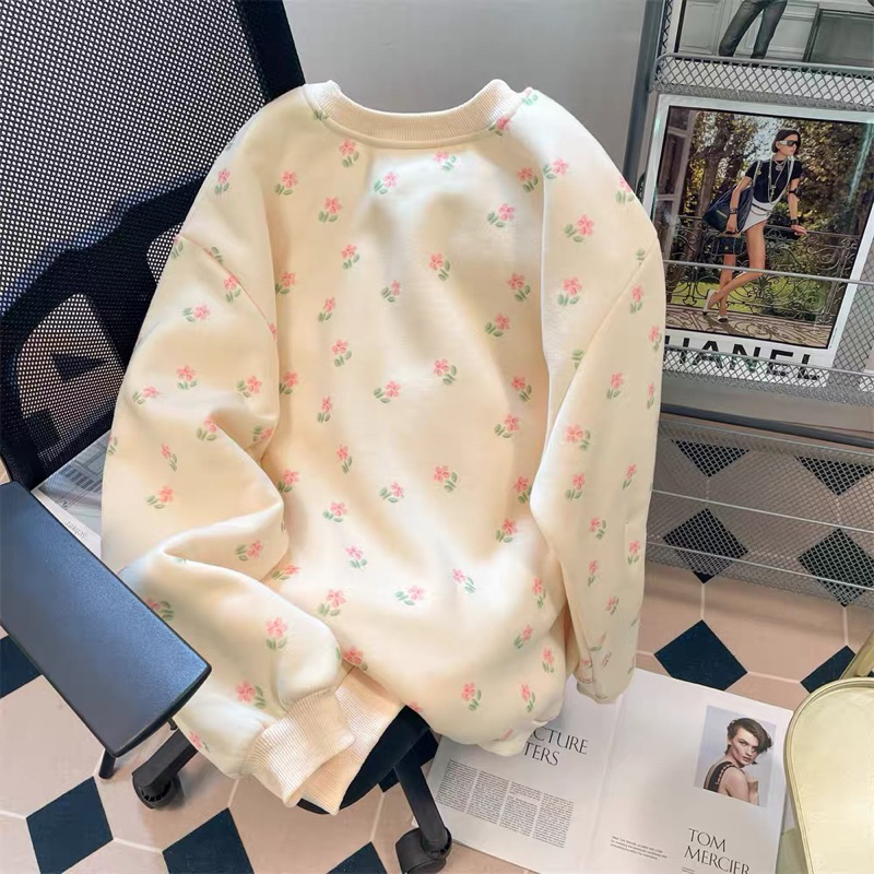 Áo sweater kem cô gái