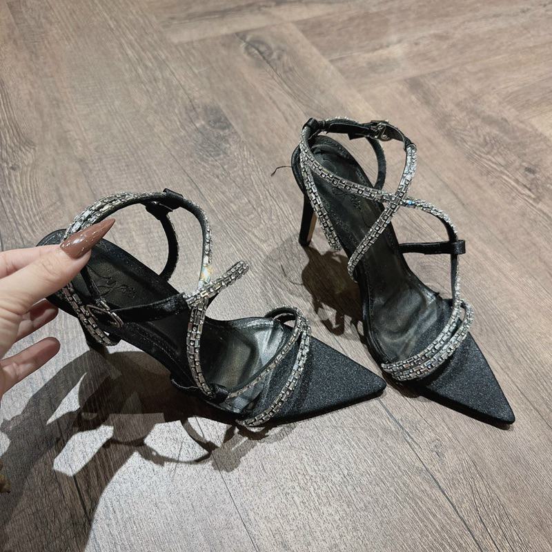 Giày gót nhọn đá