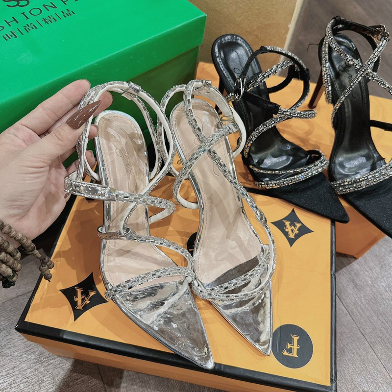 Giày gót nhọn đá