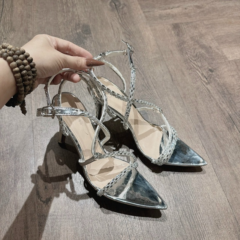 Giày gót nhọn đá