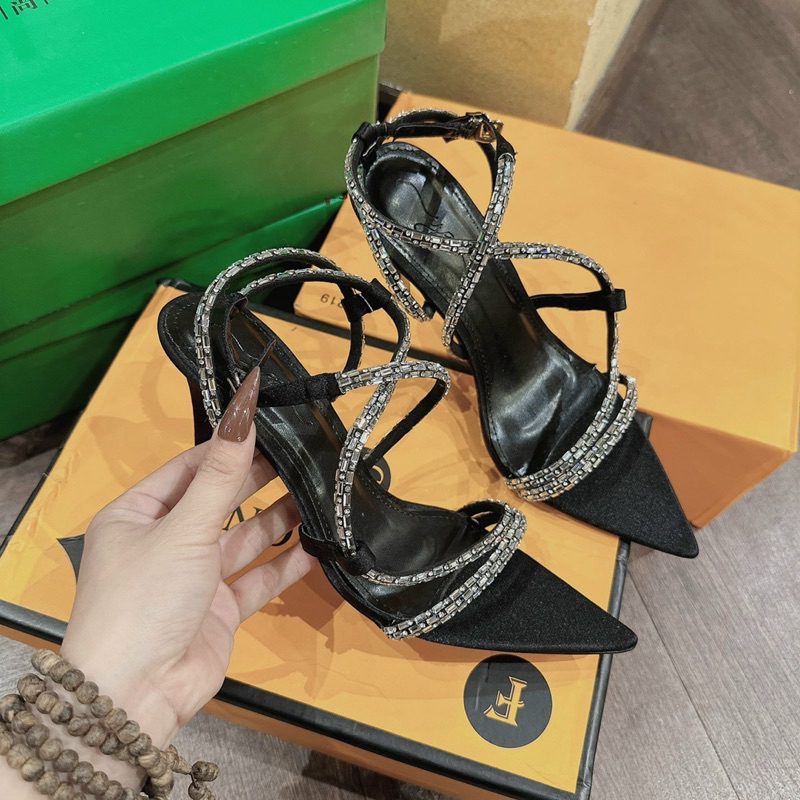 Giày gót nhọn đá