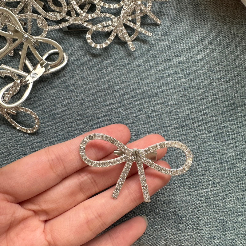 Tag cài áo nơ đá