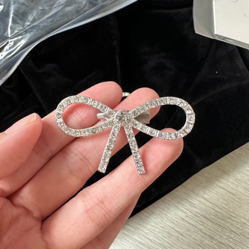 Tag cài áo nơ đá