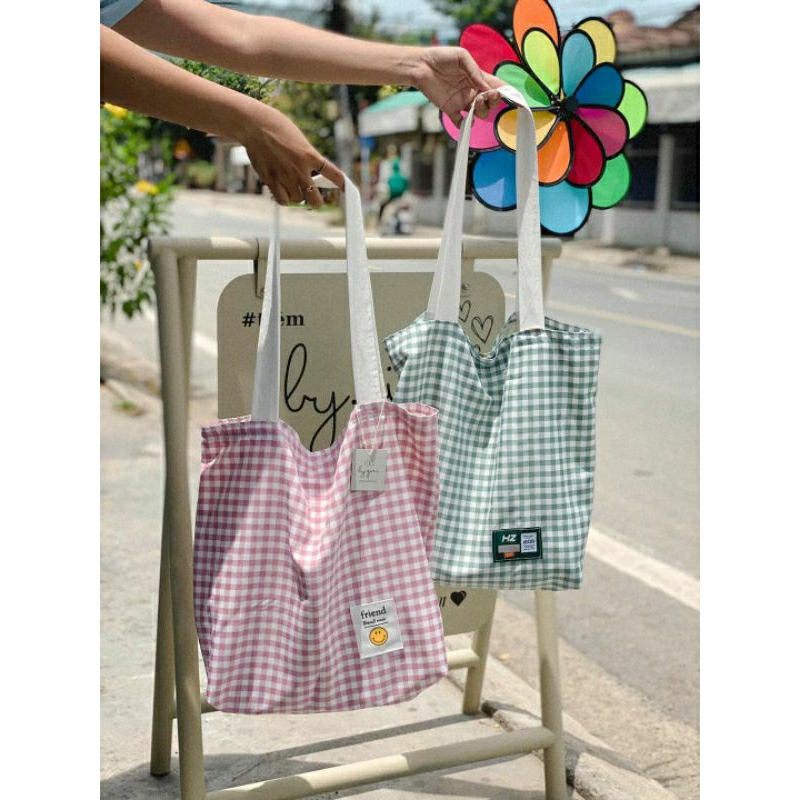 Túi tote tone màu caro siêu xinh đính tag len handmade