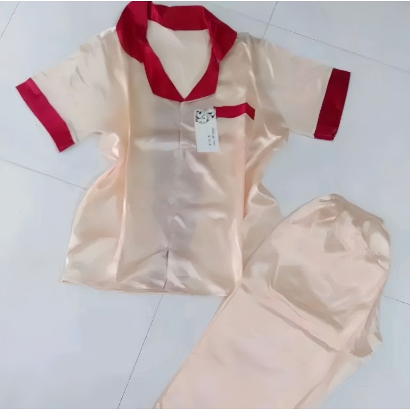 Đồ bộ pijama lụa phi bóng tay ngắn quần dài.