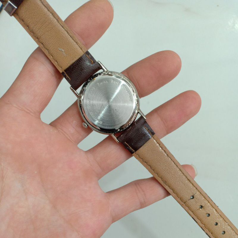 Đồng hồ si nhật nam dây da hiệu QUARTZ