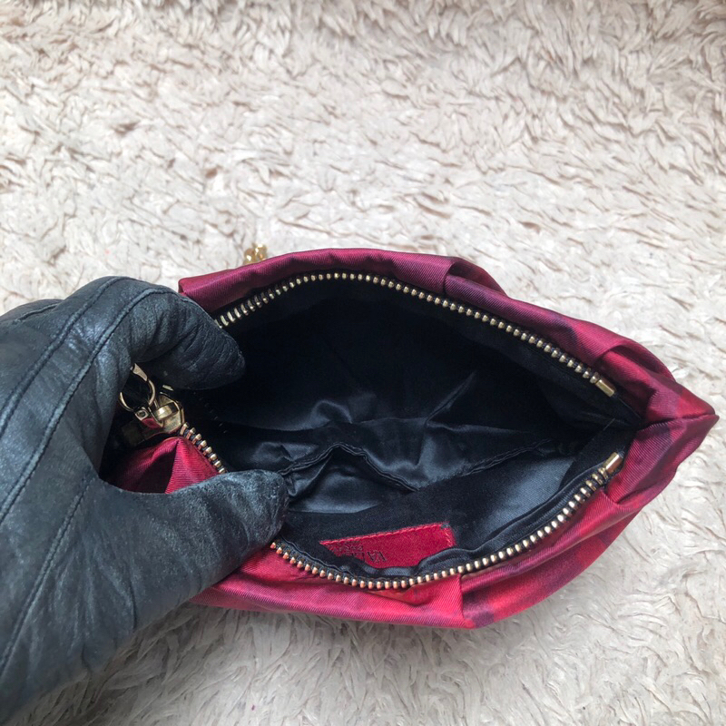 Túi chuẩn si. Túi qua sử dụng. Khách vui lòng xem hình nếu muốn biết thêm thông tin sản phẩm mời khách vô chat . Thanks.