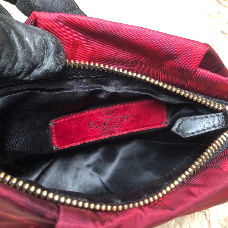 Túi chuẩn si. Túi qua sử dụng. Khách vui lòng xem hình nếu muốn biết thêm thông tin sản phẩm mời khách vô chat . Thanks.