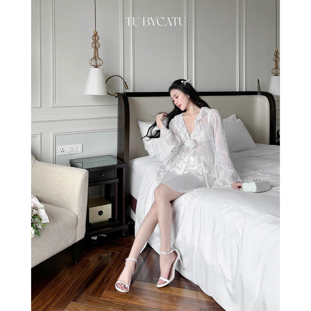 TUBYCATU | Áo dài tay bèo nhún cột dây chất liệu tơ nhăn màu trắng kèm bông cài