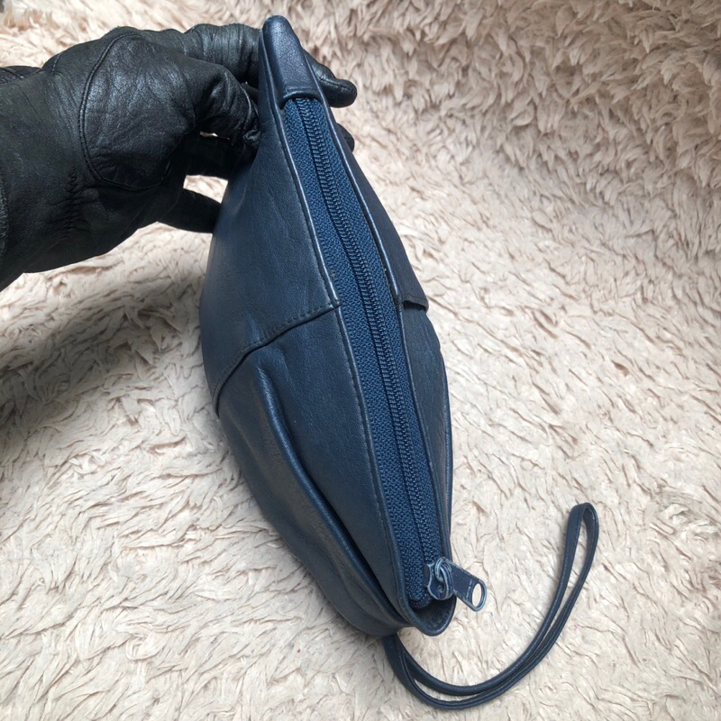 Túi chuẩn si. Túi qua sử dụng. Khách vui lòng xem hình nếu muốn biết thêm thông tin sản phẩm mời khách vô chat . Thanks.