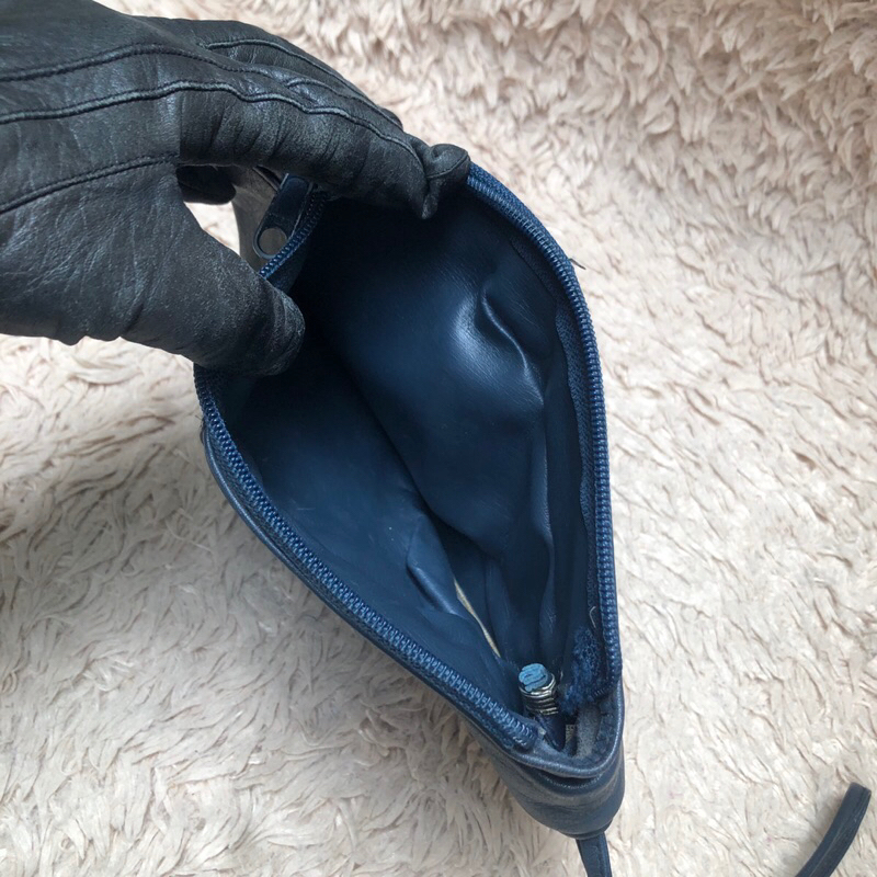 Túi chuẩn si. Túi qua sử dụng. Khách vui lòng xem hình nếu muốn biết thêm thông tin sản phẩm mời khách vô chat . Thanks.