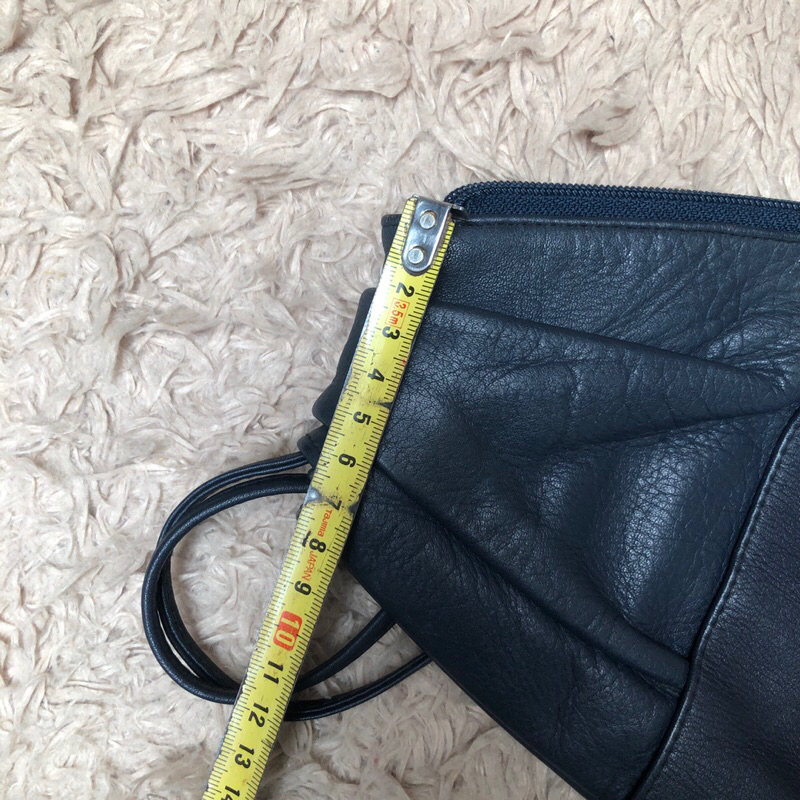 Túi chuẩn si. Túi qua sử dụng. Khách vui lòng xem hình nếu muốn biết thêm thông tin sản phẩm mời khách vô chat . Thanks.