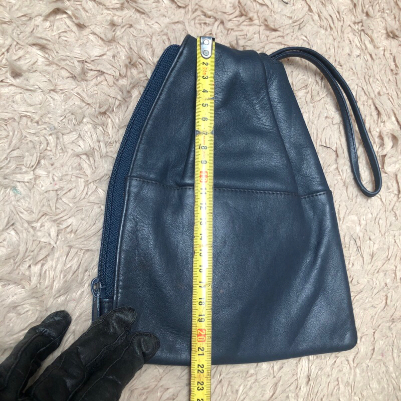 Túi chuẩn si. Túi qua sử dụng. Khách vui lòng xem hình nếu muốn biết thêm thông tin sản phẩm mời khách vô chat . Thanks.