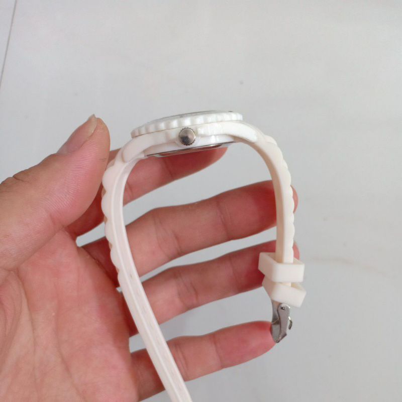 Đồng hồ si nữ dây cao su hiệu NO BRAND màu trắng độ mới cao 93%