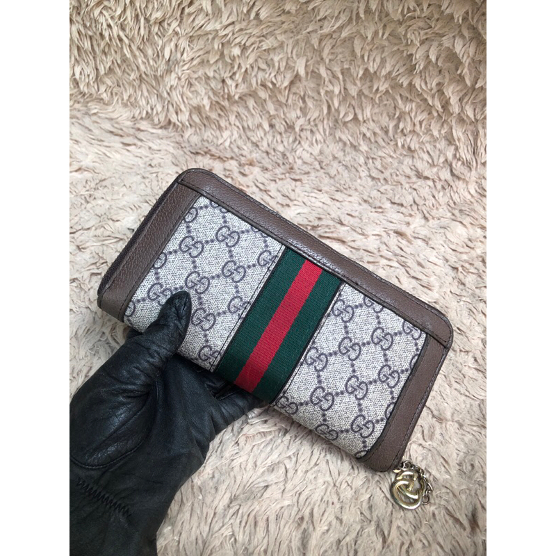 Túi ví chuẩn si. Túi ví qua sử dụng. Khách vui lòng xem hình nếu muốn biết thêm thông tin sản phẩm mời khách vô chat nhé