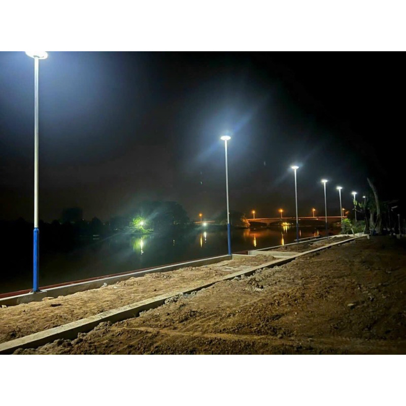 Đèn led UFO năng lượng mặt trời 8 mắt 500w 800w 1200w chiếu sáng sân vườn cam kết giá rẽ nhất khu vực