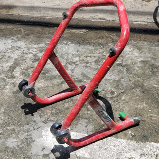 Ben nâng xe máy, nâng được các dòng dưới 175cc và có nhiều màu