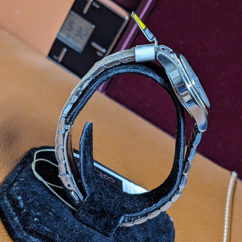 Đồng hồ nữ thương hiệu Seiko solar Nhật Bản.