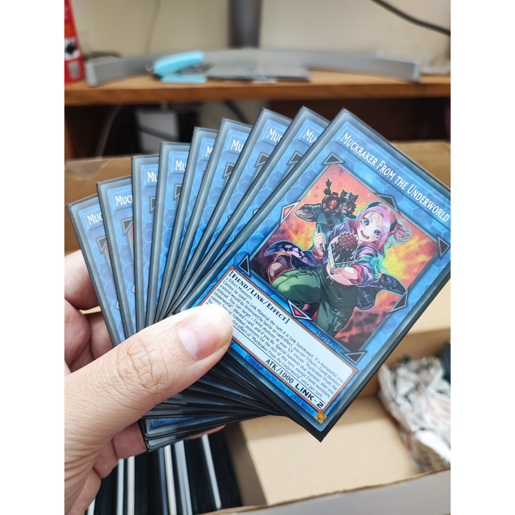 1 lá thẻ bài Muckraker From the Underworld - MP23-EN194 - Prismatic Secret Rare 1st Edition