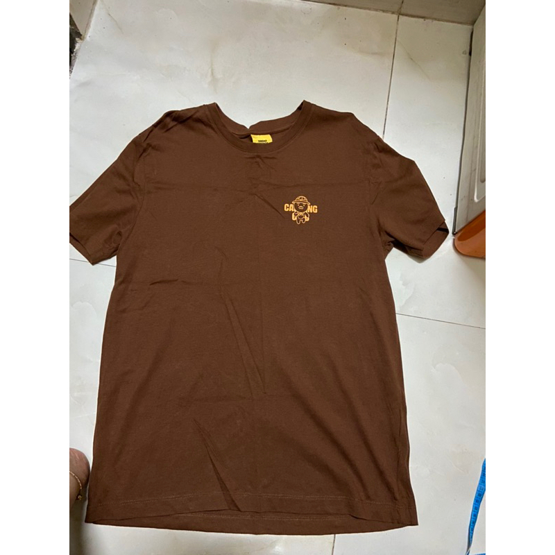 Áo thun màu nâu hình gấu của Kakao Friends